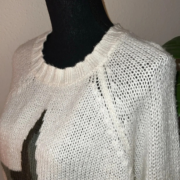 wooden ships Women’s Camo Star Raglan Snow White Sweater - Picture 14 of 16